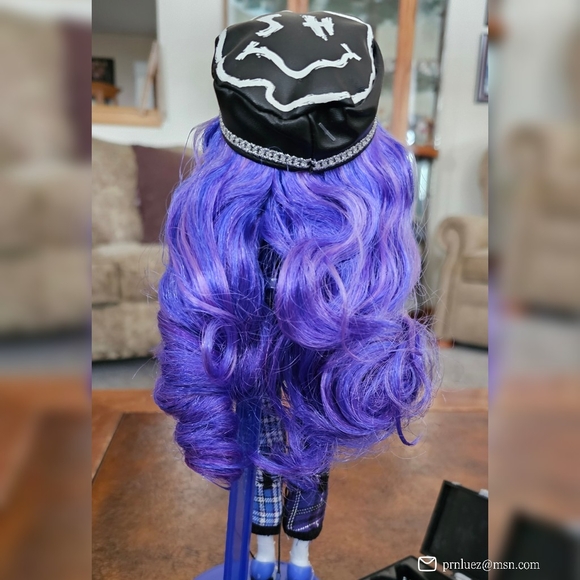 Rainbow High Uma Vanhoose Doll - Picture 5 of 9